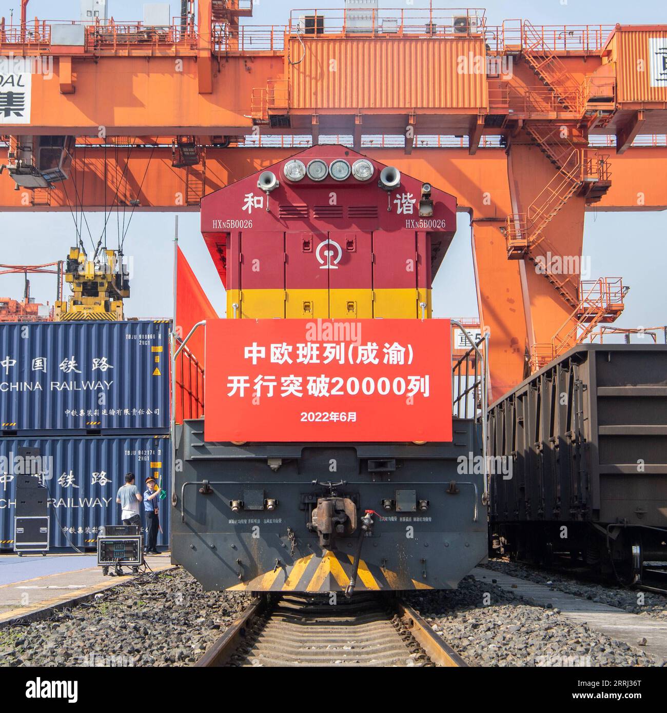 220713 -- PEKING, 13. Juli 2022 -- Foto aufgenommen am 30. Juni 2022 zeigt einen China-Europa Güterzug bereit für die Abfahrt am Bahnhof Tuanjiecun in der südwestchinesischen Gemeinde Chongqing. Xinhua Schlagzeilen: Chinas Außenhandel wächst im Juni im zweistelligen Tempo mit robusten Aussichten TangxYi PUBLICATIONxNOTxINxCHN Stockfoto