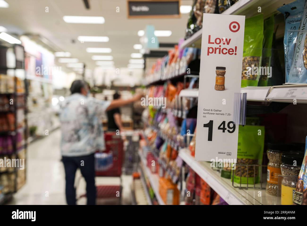 220714 -- OREGON, 14. Juli 2022 -- Ein Kunde kauft in einem Supermarkt in Oregon, USA, 13. Juli 2022. Der Verbraucherpreisindex der USA, ein breiter Maßstab für alltägliche Waren und Dienstleistungen, stieg im Juni um 9,1 Prozent gegenüber einem Jahr und war damit der größte Anstieg seit 12 Monaten seit dem Zeitraum bis November 1981, berichtete das Labor Department am Mittwoch. US-OREGON-INFLATION-SURGE WangxYing PUBLICATIONxNOTxINxCHN Stockfoto