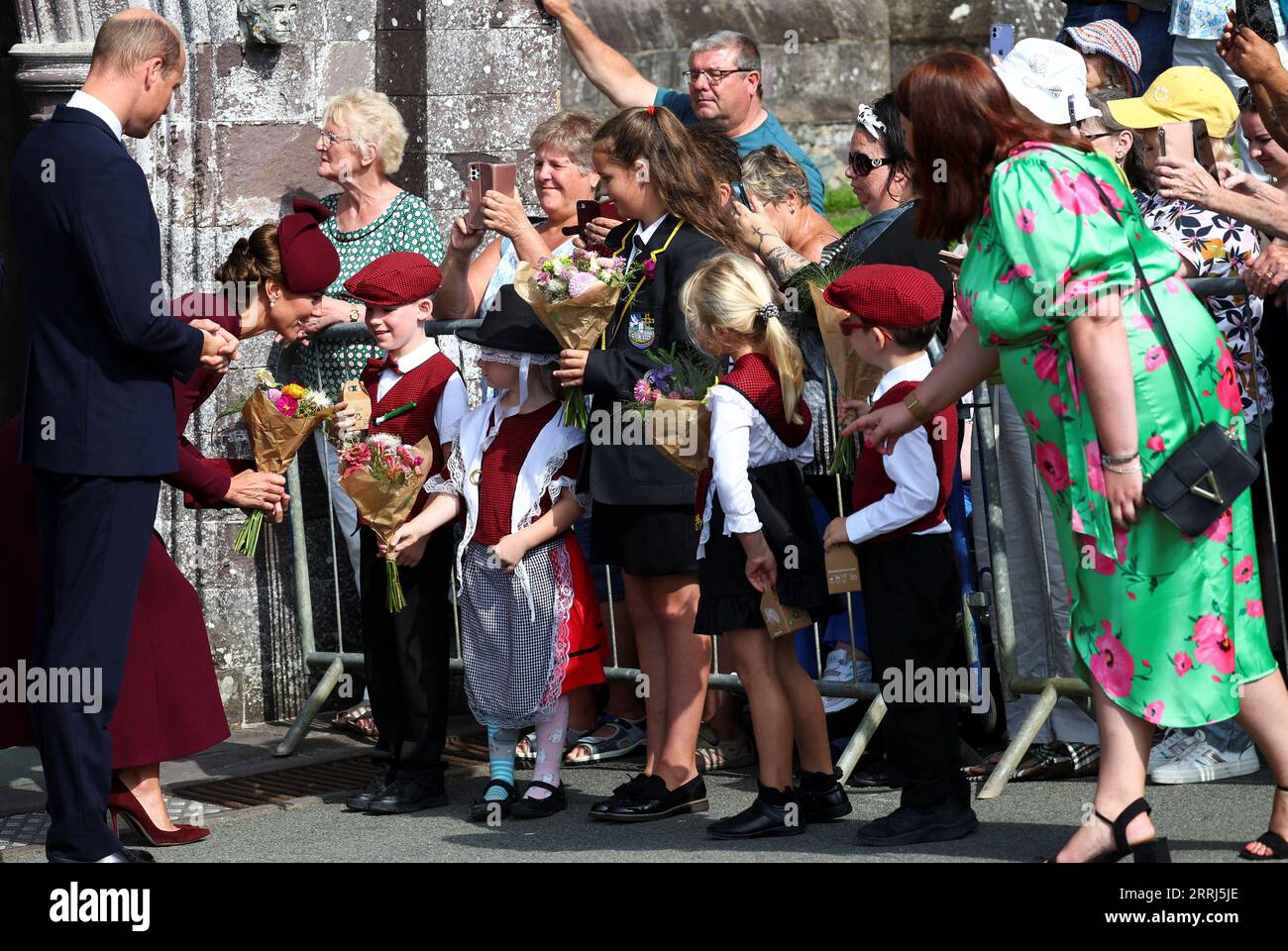 Der Prinz und die Prinzessin von Wales treffen sich nach einem Gottesdienst in der St Davids Cathedral, Haverfordwest, Pembrokeshire, West Wales, um an das Leben der verstorbenen Königin Elizabeth II. Zu erinnern, an den einjährigen Jahrestag ihres Todes. Bilddatum: Freitag, 8. September 2023. Stockfoto