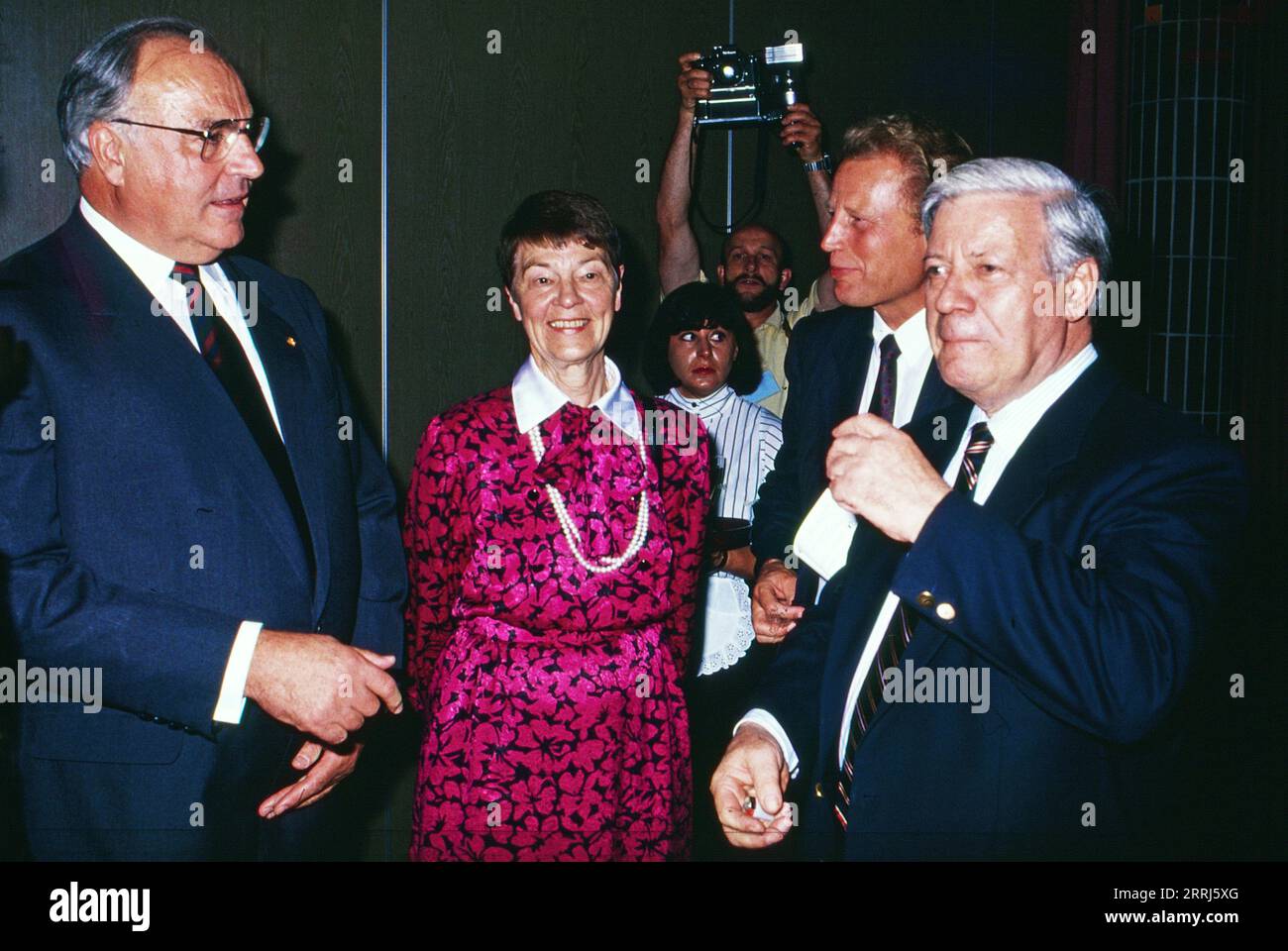Bundeskanzler Helmut Kohl trifft Loki Schmidt und Altkanzler Helmut Schmidt bei einer Veranstaltung, um 1990. Stockfoto