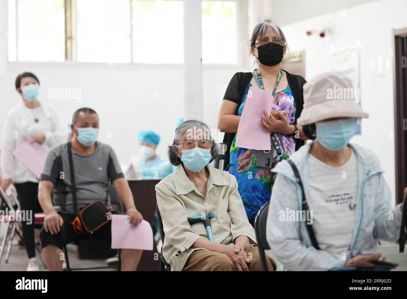 220713 -- PEKING, 13. Juli 2022 -- ein 89-jähriger Bürger C wartet auf eine Auffrischimpfung mit COVID-19-Impfstoff im Subdistrikt Aoyuncun im Bezirk Chaoyang, Peking, Hauptstadt von China, 13. Juli 2022. Die Impfung des COVID-19-Impfstoffs für ältere Menschen hat in Peking stetig Fortschritte gemacht. CHINA-PEKING-COVID-19-IMPF-SENIOREN CN JUXHUANZONG PUBLICATIONXNOTXINXCHN Stockfoto