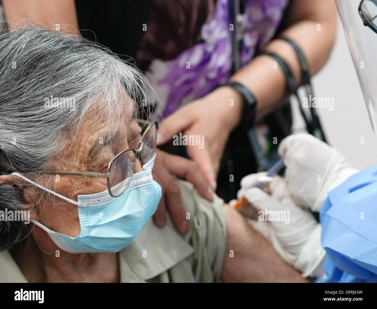 220713 -- PEKING, 13. Juli 2022 -- Ein Mediziner injiziert eine Auffrischimpfung mit COVID-19-Impfstoff für einen 89-jährigen Bürger im Subdistrikt Aoyuncun im Bezirk Chaoyang, Peking, Hauptstadt von China, 13. Juli 2022. Die Impfung des COVID-19-Impfstoffs für ältere Menschen hat in Peking stetig Fortschritte gemacht. CHINA-PEKING-COVID-19-IMPF-SENIOREN CN JUXHUANZONG PUBLICATIONXNOTXINXCHN Stockfoto