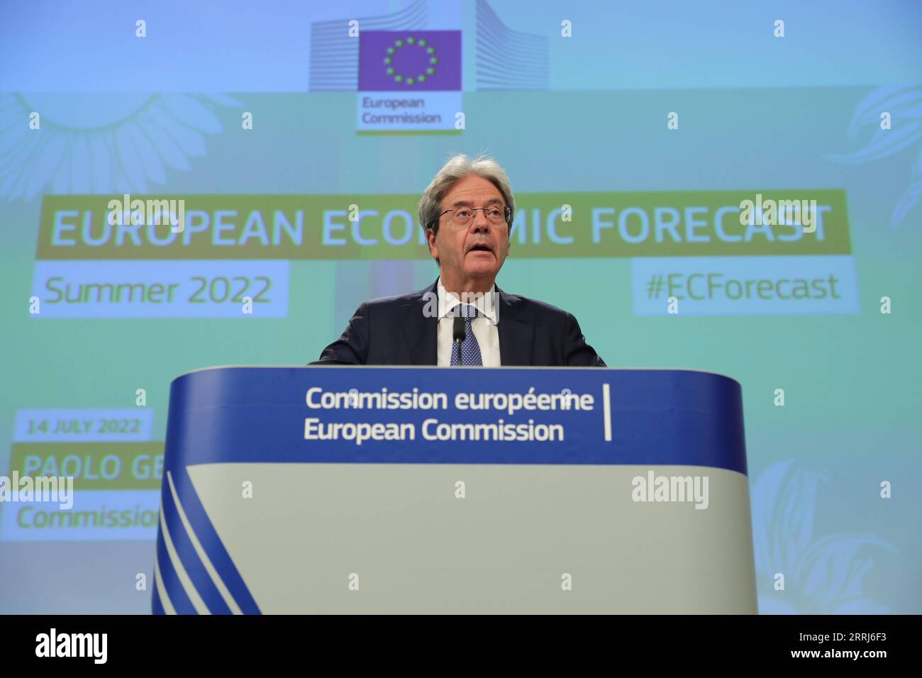 220715 -- BRÜSSEL, den 15. Juli 2022 -- Paolo Gentiloni, EU-kommissar für Wirtschaft, spricht auf einer Pressekonferenz über die Wirtschaftsprognose für den Sommer 2022 in Brüssel, Belgien, am 14. Juli 2022. Die Europäische Kommission kürzte ihre Wachstumsprognosen für die Europäische Union und die Eurozone für 2022 und 2023 und korrigierte ihre Inflationserwartungen am Donnerstag. BELGIEN-BRÜSSEL-EU-WIRTSCHAFTSPROGNOSE ZhengxHuansong PUBLICATIONxNOTxINxCHN Stockfoto
