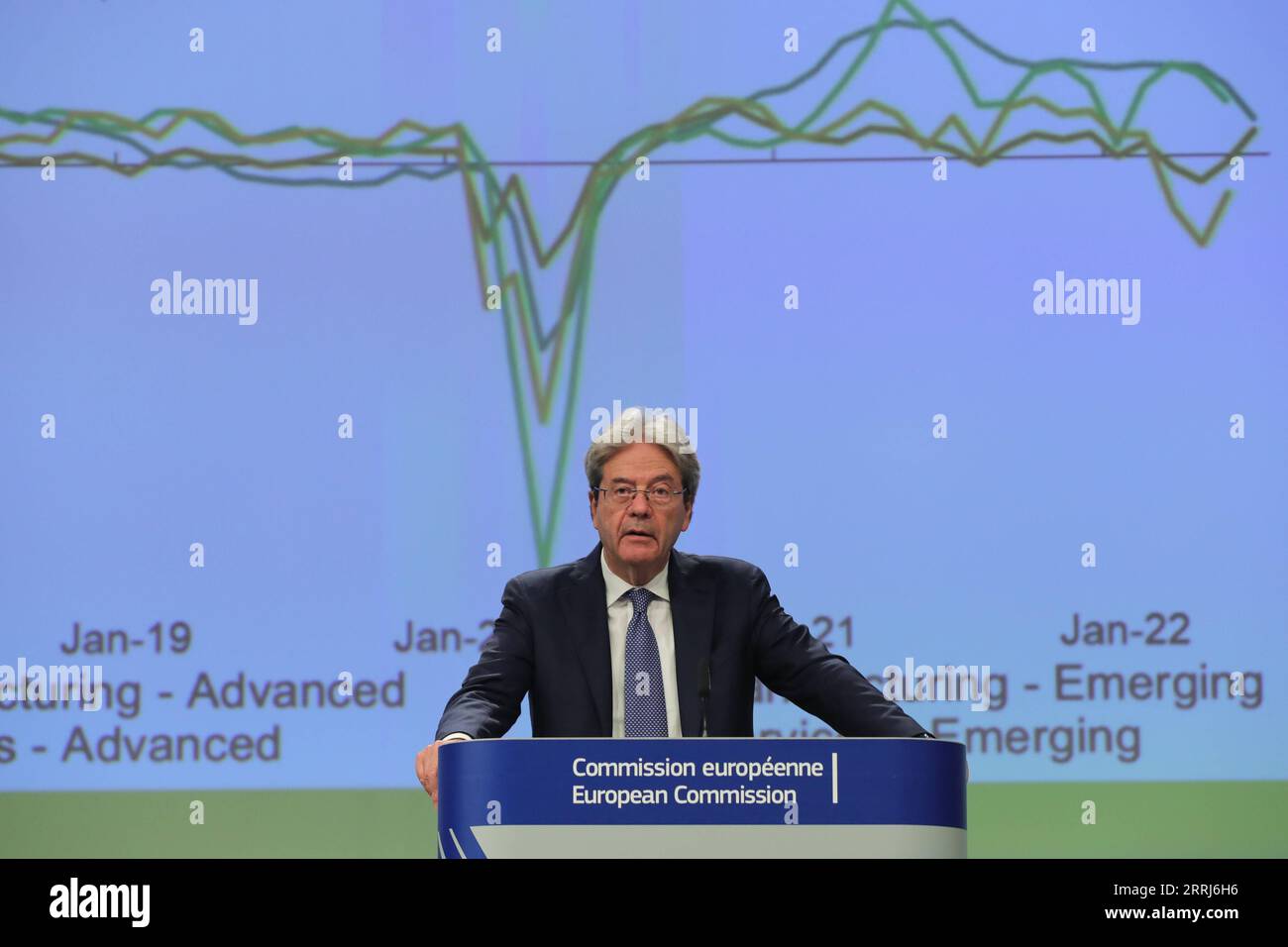 220715 -- BRÜSSEL, den 15. Juli 2022 -- Paolo Gentiloni, EU-kommissar für Wirtschaft, spricht auf einer Pressekonferenz über die Wirtschaftsprognose für den Sommer 2022 in Brüssel, Belgien, am 14. Juli 2022. Die Europäische Kommission kürzte ihre Wachstumsprognosen für die Europäische Union und die Eurozone für 2022 und 2023 und korrigierte ihre Inflationserwartungen am Donnerstag. BELGIEN-BRÜSSEL-EU-WIRTSCHAFTSPROGNOSE ZhengxHuansong PUBLICATIONxNOTxINxCHN Stockfoto