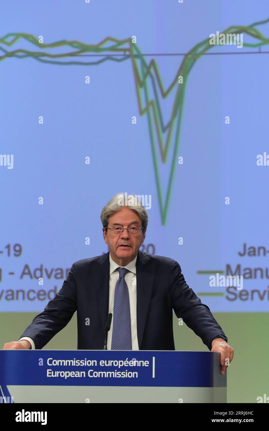 220715 -- BRÜSSEL, den 15. Juli 2022 -- Paolo Gentiloni, EU-kommissar für Wirtschaft, spricht auf einer Pressekonferenz über die Wirtschaftsprognose für den Sommer 2022 in Brüssel, Belgien, am 14. Juli 2022. Die Europäische Kommission kürzte ihre Wachstumsprognosen für die Europäische Union und die Eurozone für 2022 und 2023 und korrigierte ihre Inflationserwartungen am Donnerstag. BELGIEN-BRÜSSEL-EU-WIRTSCHAFTSPROGNOSE ZhengxHuansong PUBLICATIONxNOTxINxCHN Stockfoto