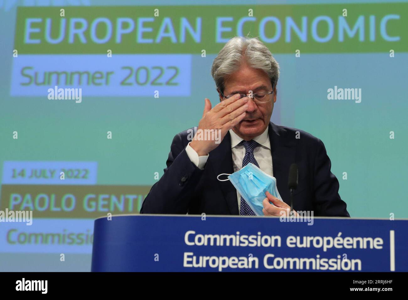 220715 -- BRÜSSEL, den 15. Juli 2022 -- Paolo Gentiloni, EU-kommissar für Wirtschaft, nimmt an einer Pressekonferenz zur Wirtschaftsprognose für den Sommer 2022 in Brüssel, Belgien, am 14. Juli 2022 Teil. Die Europäische Kommission kürzte ihre Wachstumsprognosen für die Europäische Union und die Eurozone für 2022 und 2023 und korrigierte ihre Inflationserwartungen am Donnerstag. BELGIEN-BRÜSSEL-EU-WIRTSCHAFTSPROGNOSE ZhengxHuansong PUBLICATIONxNOTxINxCHN Stockfoto