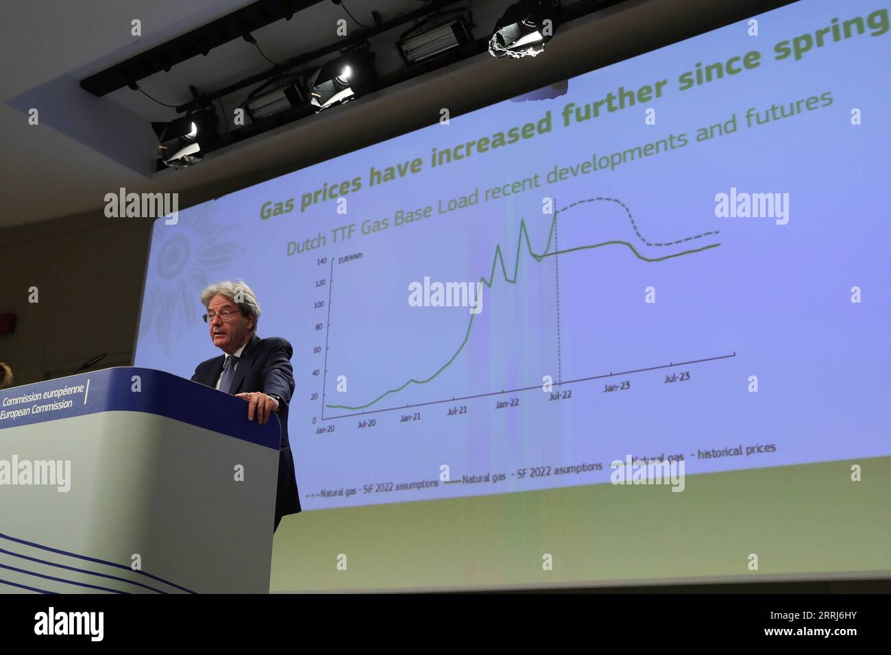 220715 -- BRÜSSEL, den 15. Juli 2022 -- Paolo Gentiloni, EU-kommissar für Wirtschaft, spricht auf einer Pressekonferenz über die Wirtschaftsprognose für den Sommer 2022 in Brüssel, Belgien, am 14. Juli 2022. Die Europäische Kommission kürzte ihre Wachstumsprognosen für die Europäische Union und die Eurozone für 2022 und 2023 und korrigierte ihre Inflationserwartungen am Donnerstag. BELGIEN-BRÜSSEL-EU-WIRTSCHAFTSPROGNOSE ZhengxHuansong PUBLICATIONxNOTxINxCHN Stockfoto