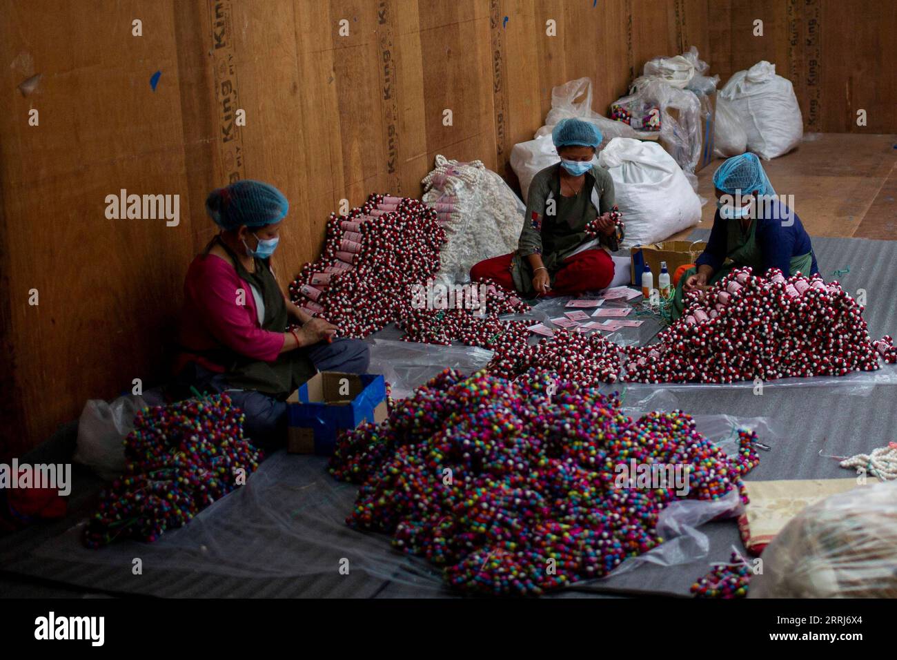 220715 -- KATHMANDU, 15. Juli 2022 -- Frauen stellen dekorative Wollprodukte in einer Fabrik in Kathmandu, Nepal, 15. Juli 2022 her. Foto von /Xinhua NEPAL-KATHMANDU-WOLL-FABRIK SulavxShrestha PUBLICATIONxNOTxINxCHN Stockfoto