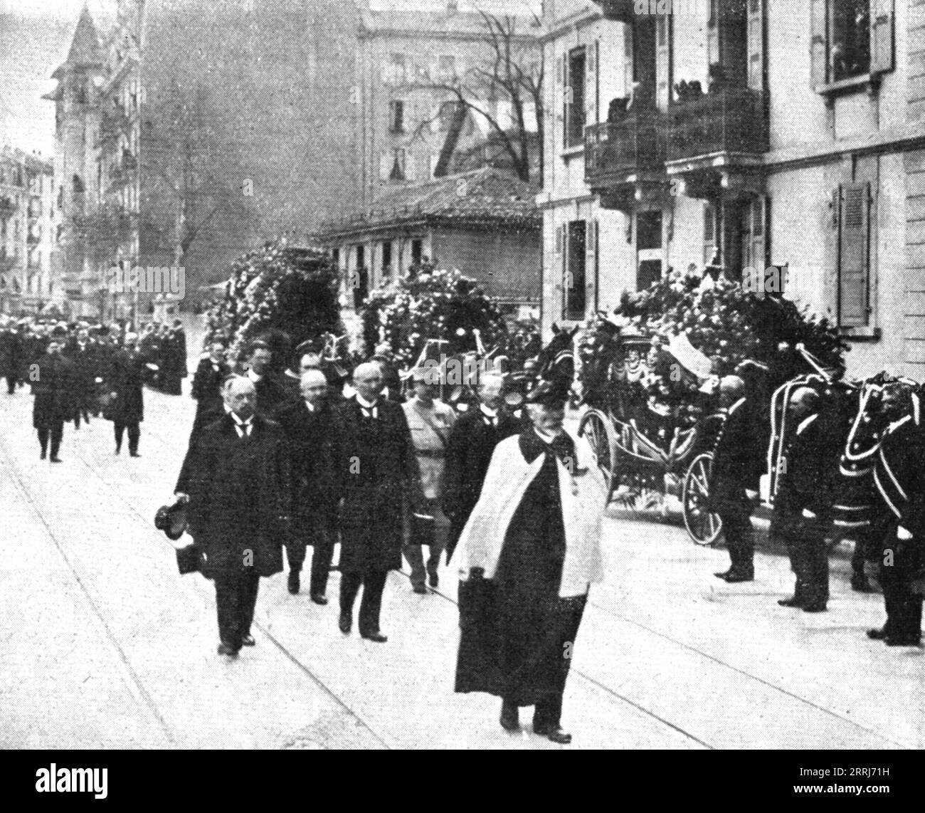 "La Guerre a L'Allemande"; Le cortege: Derriere l'huissier en manteau aux cou'eurs federales, M. Calonder, President de la Confederation, ayant a sa droite M. Dunant, ministre de Suisse a Paris; derriere lui, M. Dutasta notre ambassadeur en Suisse", 1918. Aus L’Album de la Guerre 1914-1919, Band 2 [L’Illustration, Paris, 1924]. Stockfoto