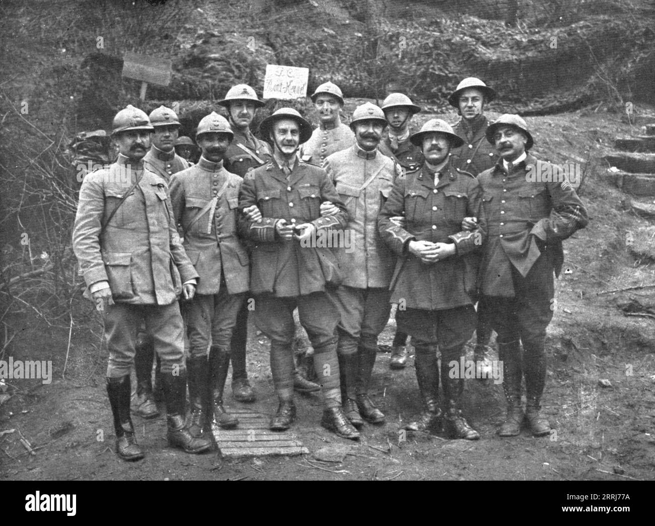 "L'offensive ennemie dans les Flandres; Fraternite d'armes, sur le mont Kemmel: un Colonel francais et deux Colonels anglais entoures d'officiers de leurs Regiments", 1918. Aus L’Album de la Guerre 1914-1919, Band 2 [L’Illustration, Paris, 1924]. Stockfoto