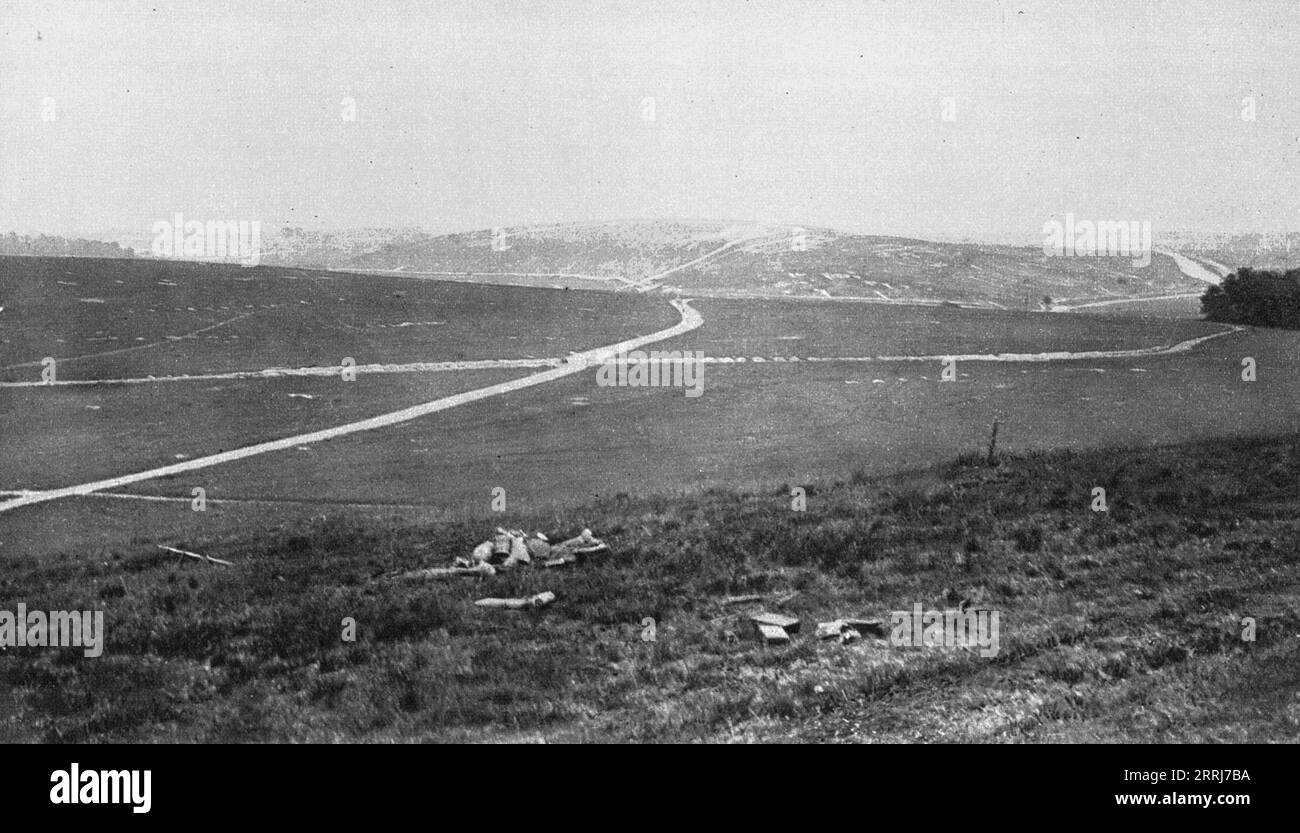 'Notre Contre-Attaque du 11 juin 1918; le Plateau de Belloy Repris par nos troupes, le 11 juin; au Premier Plan, un cadavre allemand', 1918. Aus L’Album de la Guerre 1914-1919, Band 2 [L’Illustration, Paris, 1924]. Stockfoto