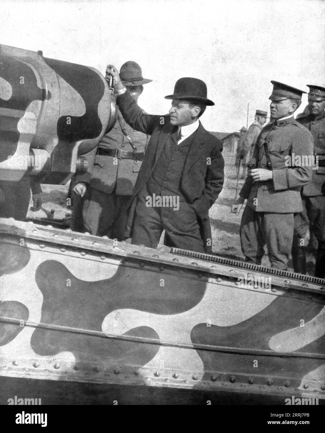 "M. Baker en France; Le ministre de la Guerre Americain Manöver la Culasse d'une Piece Lourde camouflee", 1917. Aus L’Album de la Guerre 1914-1919, Band 2 [L’Illustration, Paris, 1924]. Stockfoto