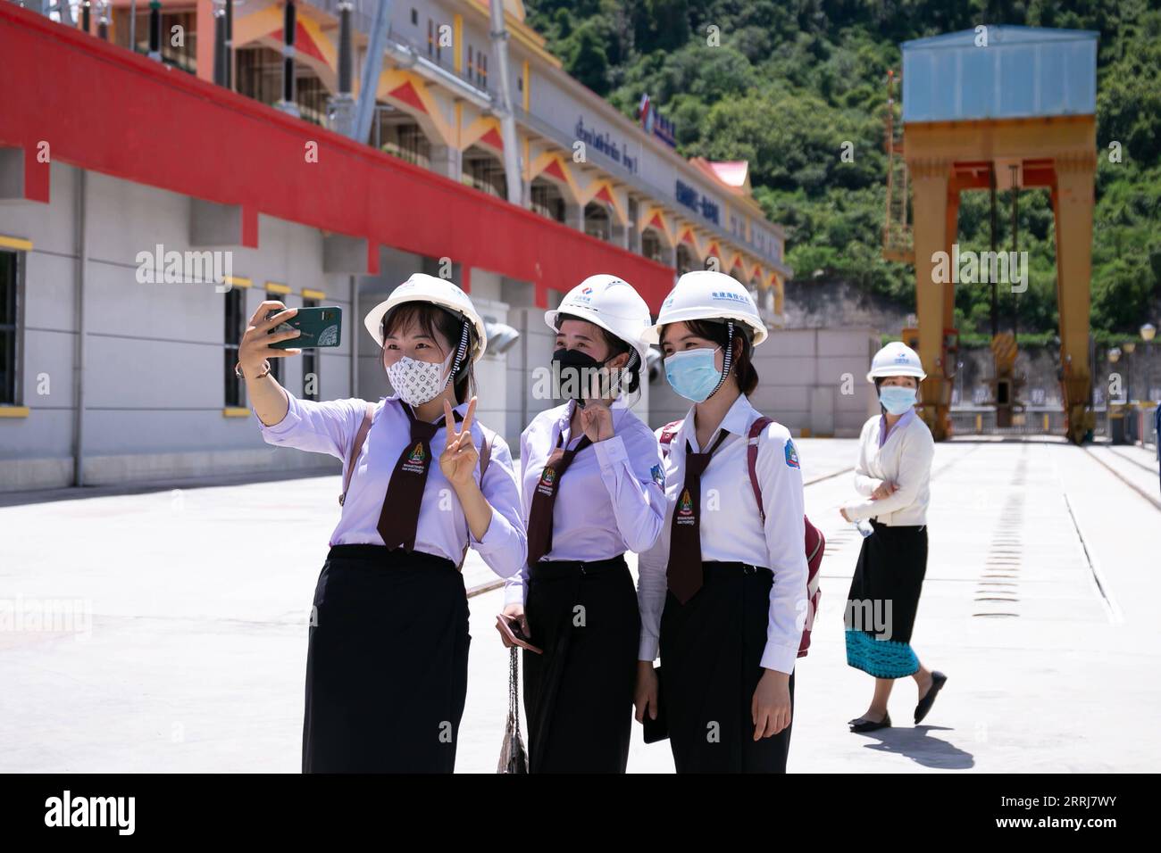 220716 -- VIENTIANE, 16. Juli 2022 -- Studenten nehmen Selfies im Wasserkraftwerk Nam Ou 1 des Wasserkraftprojekts Nam Ou River Cascade in Luang Prabang, Laos, 13. Juli 2022. Das von der Power Construction Corporation of China PowerChina entwickelte Wasserkraftprojekt Nam ou River Cascade hat über 10 Milliarden Kilowattstunden kWh Strom erzeugt. Das Projekt Nam Ou umfasst sieben Wasserkraftwerke entlang des Flusses Nam Ou, dem größten Nebenfluss des Mekong in Laos. Das Projekt hat eine installierte Gesamtkapazität von 1,272 Millionen Kilowatt und einen durchschnittlichen Jahresdurchschnitt von g Stockfoto