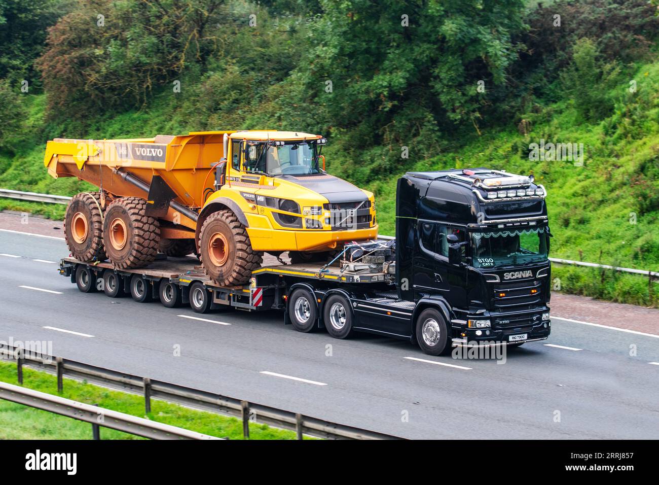 Knickgelenkter Hauler A45G. Lkw mit LKW-Transport, Blue Stream Lkw, Transport, Transport, Transport Volvo Dumper Truck, Cargo Carrier, Scania R730 Fahrzeug, europäische gewerbliche Transportindustrie, Fahrt auf der Autobahn M6 in Greater Manchester, Großbritannien Stockfoto