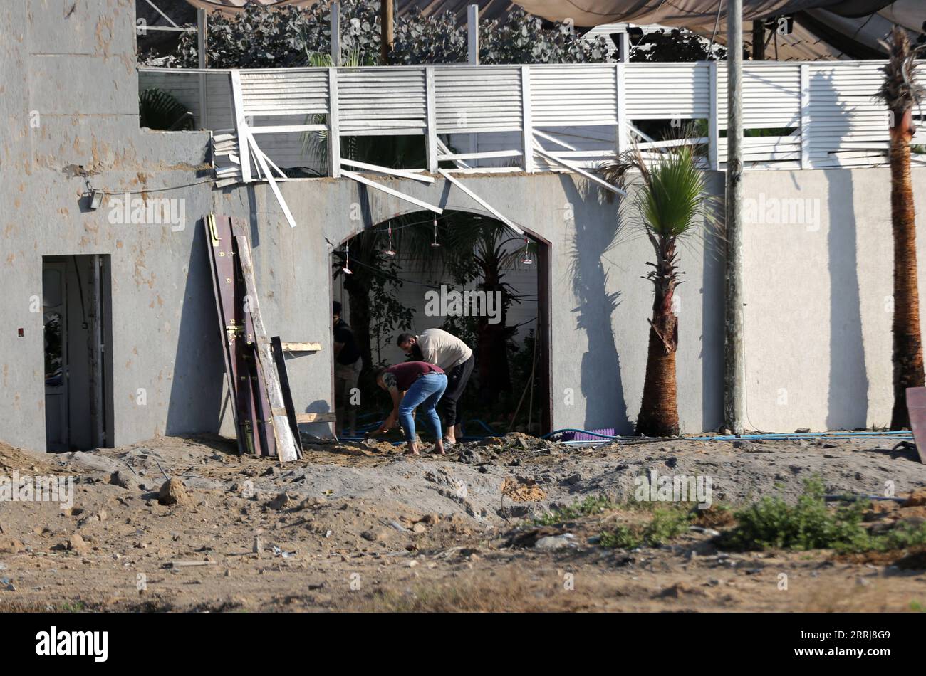 220716 -- GAZA CITY, 16. Juli 2022 -- Menschen untersuchen die Schäden nach einem israelischen Luftangriff in Gaza City, am 16. Juli 2022. Palästinensische Militante feuerten am frühen Samstag vier Raketen aus dem Gazastreifen auf israelisches Gebiet ab. Es gab keine Verluste oder Schäden als Folge der Angriffe. Israelische Verteidigungskräfte IDF reagierten mit einem Luftangriff auf Ziele in Gaza. Foto von /Xinhua MIDEAST-GAZA CITY-AIRSTRIKE YasserxQudih PUBLICATIONxNOTxINxCHN Stockfoto