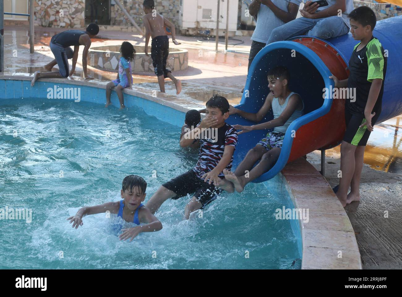 220717 -- GAZA, 17. Juli 2022 -- Kinder spielen in einem Pool, um sich an einem heißen Tag im südlichen Gaza-Streifen Rafah am 16. Juli 2022 abzukühlen. Foto von /Xinhua MIDEAST-RAFAH-POOL NACHBILDUNGEN KhaledxOmar PUBLICATIONxNOTxINxCHN Stockfoto