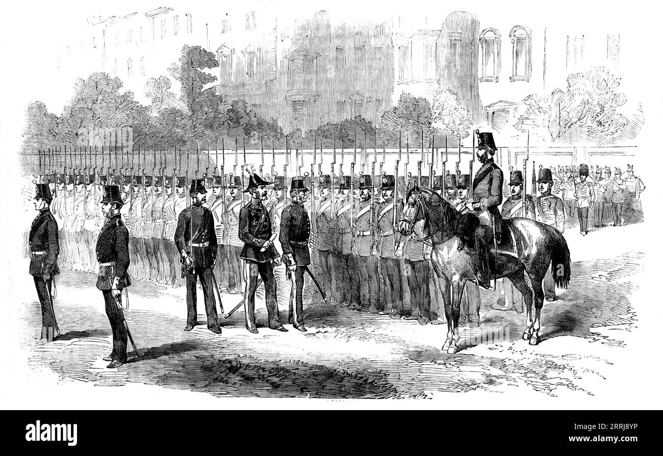 Inspektion der City of London Militia, 1858. "...die Royal London Militia (das gesamte Regiment, das den Gottesdienst in St. Paul's Cathedral am Vortag) wurde von Colonel Douglas, Militärinspektor, der Pferdewache inspiziert... die Männer marschierten dann an dem Prüfoffizier in offener und Vierteldistanz vorbei und durchliefen anschließend die normalen Manöver manueller Zugübung unter dem Kommando des Majors. und eine Reihe von Bataillonsbewegungen, die von Lieutenant-Colonel MacCall überbestimmt wurden. Die Inspektion dauerte fast zwei Stunden, und zwar bei ihrem nahen Oberst Stockfoto