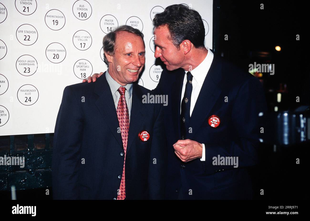 Berti Vogts, ehemaliger deutscher Fußballspieler und Trainer, mit Kollege Karl Heinz Rummenigge beim 60. Geburtstag von Fußballspieler Uwe Seeler in Hamburg, Deutschland 1996. Stockfoto