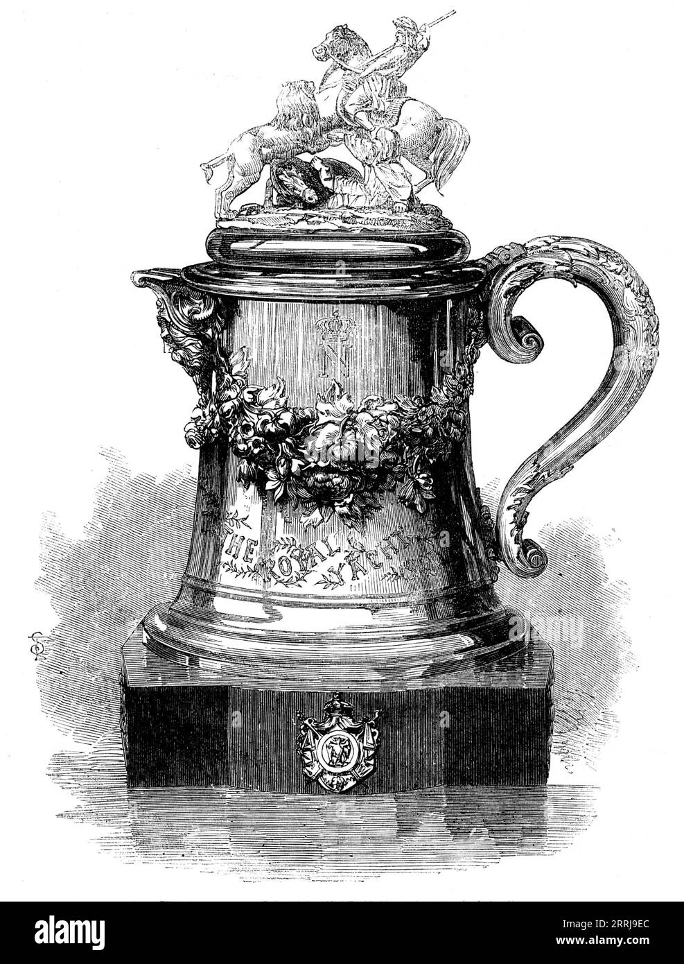 Die Royal Yacht Squadron Regatta - der Kaiserpokal, 1858. "Als der Kaiser Napoleon III Im letzten Sommer besuchte er Ihre Majestät in Osborne und ehrte das Royal Yacht Club-Haus in West Cowes mit einem Besuch, und als Anerkennung seines freundlichen Gefühls für die Mitglieder, verlangte er die Annahme eines Pokals, der als Preis zum Gedenken an seine eigene frühere Verbindung mit dem Club befördert werden sollte. C. F. Hancock von Bruton-Street wurde anlässlich des Napoleon Cup mit seinem Auftrag geehrt. Er besteht aus einem großen Silbertankard. Die Spitze besteht aus einer Gruppe von Löwenjägern, dem Pferd eines Stockfoto