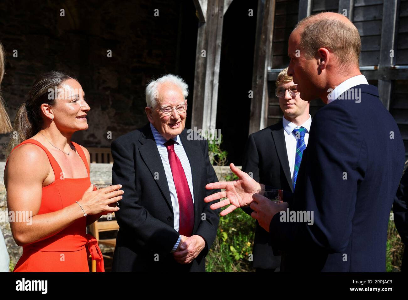 Der Prinz von Wales trifft Jasmine Joyce, eine ehemalige walisische Rugby-Spielerin, während eines Empfangs nach einem Gottesdienst in der St Davids Cathedral, Haverfordwest, Pembrokeshire, im Westen von Wales, um an das Leben der verstorbenen Königin Elizabeth II. Zu erinnern. Bilddatum: Freitag, 8. September 2023. Stockfoto