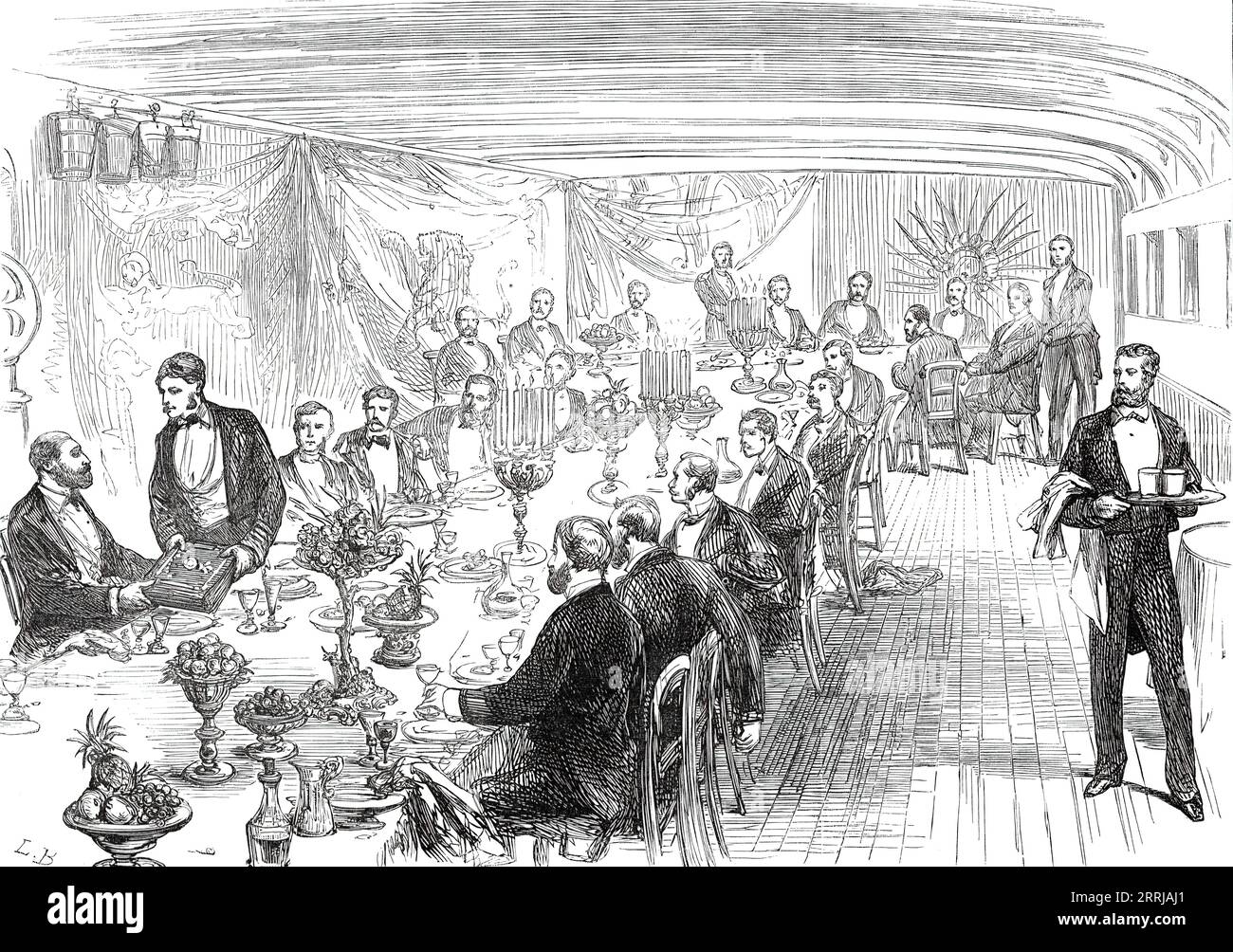 Abschiedsessen, gegeben an den Prince of Wales von den Offizieren der Serapis: Captain Glyn präsentiert das Album, aus einer Skizze unseres speziellen Künstlers, 1876. „Der Tisch wurde vierzig Jahre lang auf dem Hauptdeck (genannt „Windsor Long Walk“) aufgestellt, das mit Fahnen, Wappenpokalen und anderen Ornamenten verziert war. Nachdem „The Queen“ wie üblich geehrt worden war, schlug Captain Glyn in einer ausgezeichneten Rede die Gesundheit des Prinzen vor und bat ihn, ein Album als Andenken anzunehmen. Das Album wurde von Westfield and Co. Aus Calcutta produziert. Es enthielt neben einem großen Foto von jedem Offizier, Phot Stockfoto
