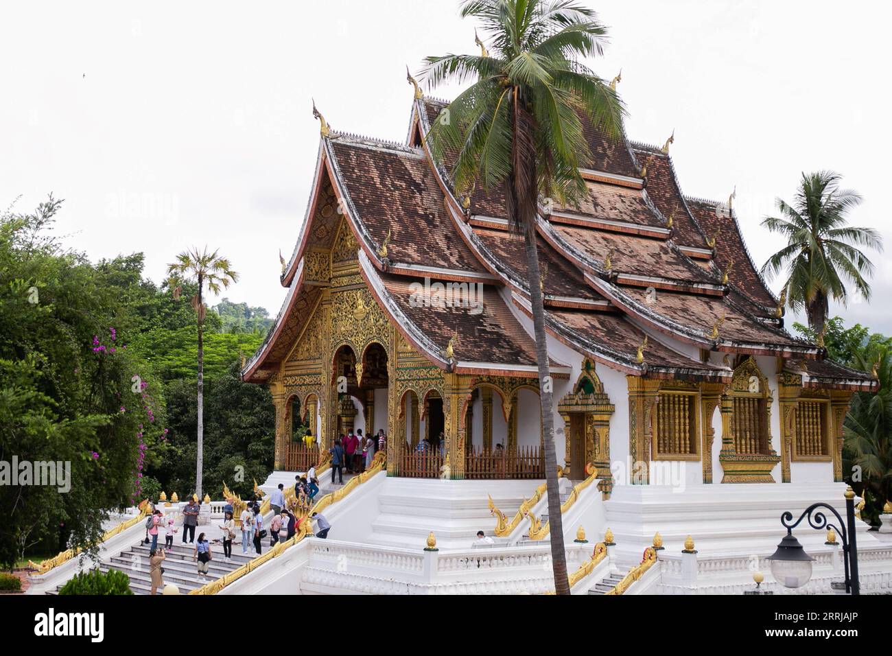 220718 -- VIENTIANE, 18. Juli 2022 -- Touristen besuchen die Stadt Luang Prabang, ein UNESCO-Weltkulturerbe in Laos, 15. Juli 2022. In der Stadt Luang Prabang wurden 90 Prozent der Zimmerreservierungen von thailändischen Besuchern vorgenommen, seit Laos alle Einreisebeschränkungen im Mai aufgehoben hat. ZU GEHEN MIT Nord Laos Luang Prabang Favorit unter Thai-Besuchern Foto von /Xinhua LAOS-VIENTIANE-LUANG PRABANG-TOURISMUS KaikeoxSaiyasane PUBLICATIONXNOTXINXCHN Stockfoto