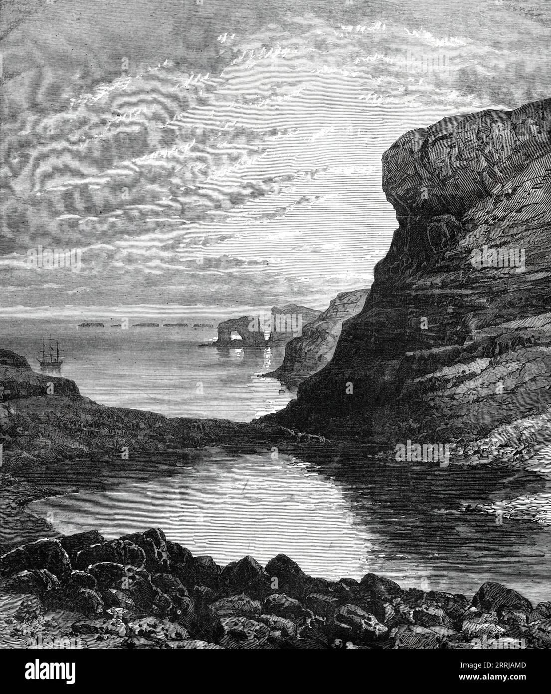 Sketches from H.M.S. Challenger, by Mr. J. Wild: Christmas Harbour, Kerguelen Island, 1876. "Der gigantische Naturbogen an seinem Eingang, der vom Meer von den benachbarten Klippen gerissen wird; die herrschaftlichen Basaltterrassen, bedeckt mit einem Teppich aus hellgrünem Moos, von dem er umgeben ist; der hohe Felsen von Cape Francais auf der Nordseite und der riesige Felsblock im Süden, der scheinbar jeden Moment herunterfallen würde und den Hafen erstickt - bilden eine der markantesten Landschaften der südlichen Hemisphäre. Challenger, ein dampfunterstütztes Kriegsschiff der Royal Navy, wurde für die verwendet Stockfoto