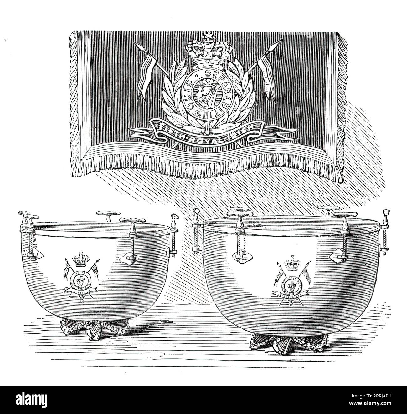 Silberkettledrums für die 5. Royal Irish Lancers, 1876. "...hergestellt auf Befehl von Lieutenant-Colonel Massey, ehrenhaft als "Redan Massey" ausgezeichnet, von der Firma G. Potter and Co. In Aldershott. Sie werden nach den neuesten Prinzipien der akustischen Kunst hergestellt, die auf Musikinstrumente angewendet werden. Sie sollen die ehemaligen silbernen Trommeln des Regiments ersetzen, die bei dem späten Brand am Tower of London zerstört wurden. Sie sind aus Sterling-Blattsilber gehämmert... der „Ring“ aus Silber hat eine besondere Klangqualität... daher die Anzeige Stockfoto