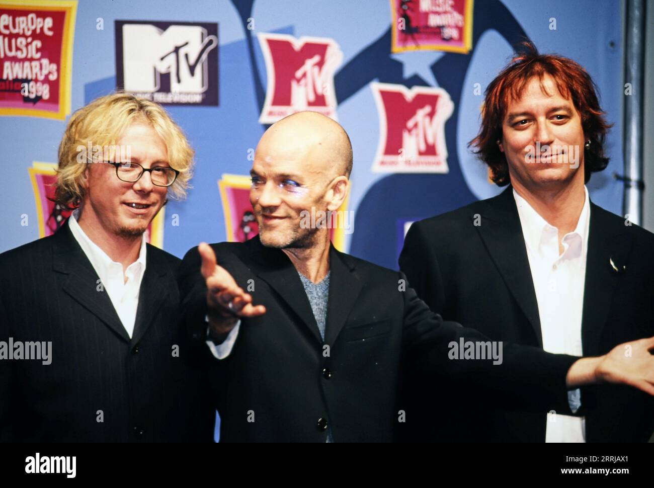 MTV Europe Music Awards 1998, Auftritt der amerikanischen Rockband R.E.M., mit den Musikern: Mike Mills, Michael Stipe, Peter Buck Stockfoto