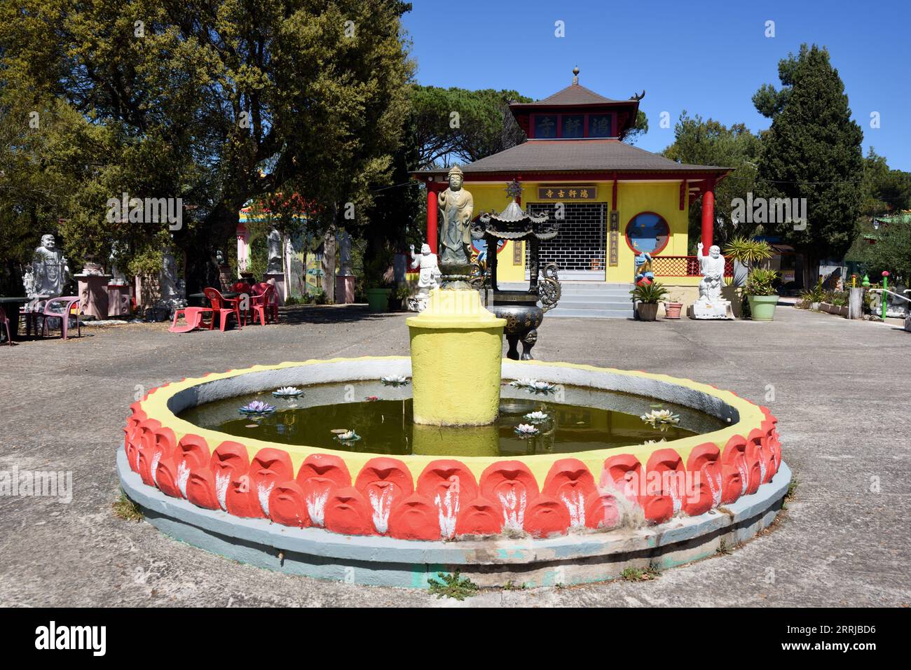 Runder Lotusbrunnen und Teich im Innenhof der Hong Hien Tu Pagode im vietnamesischen Stil oder der Frejus Pagode Fréjus Var France Stockfoto
