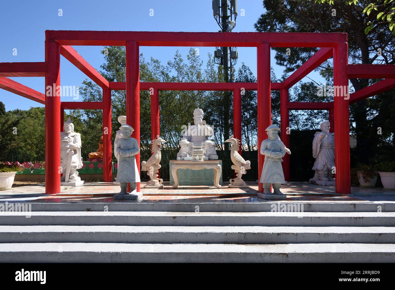 Buddhistische Göttlichkeiten, Skulpturen, Skulpturen oder Skulpturengarten des vietnamesischen Stils Hong Hien Tu Pagode oder Frejus Pagode Fréjus Var Frankreich Stockfoto
