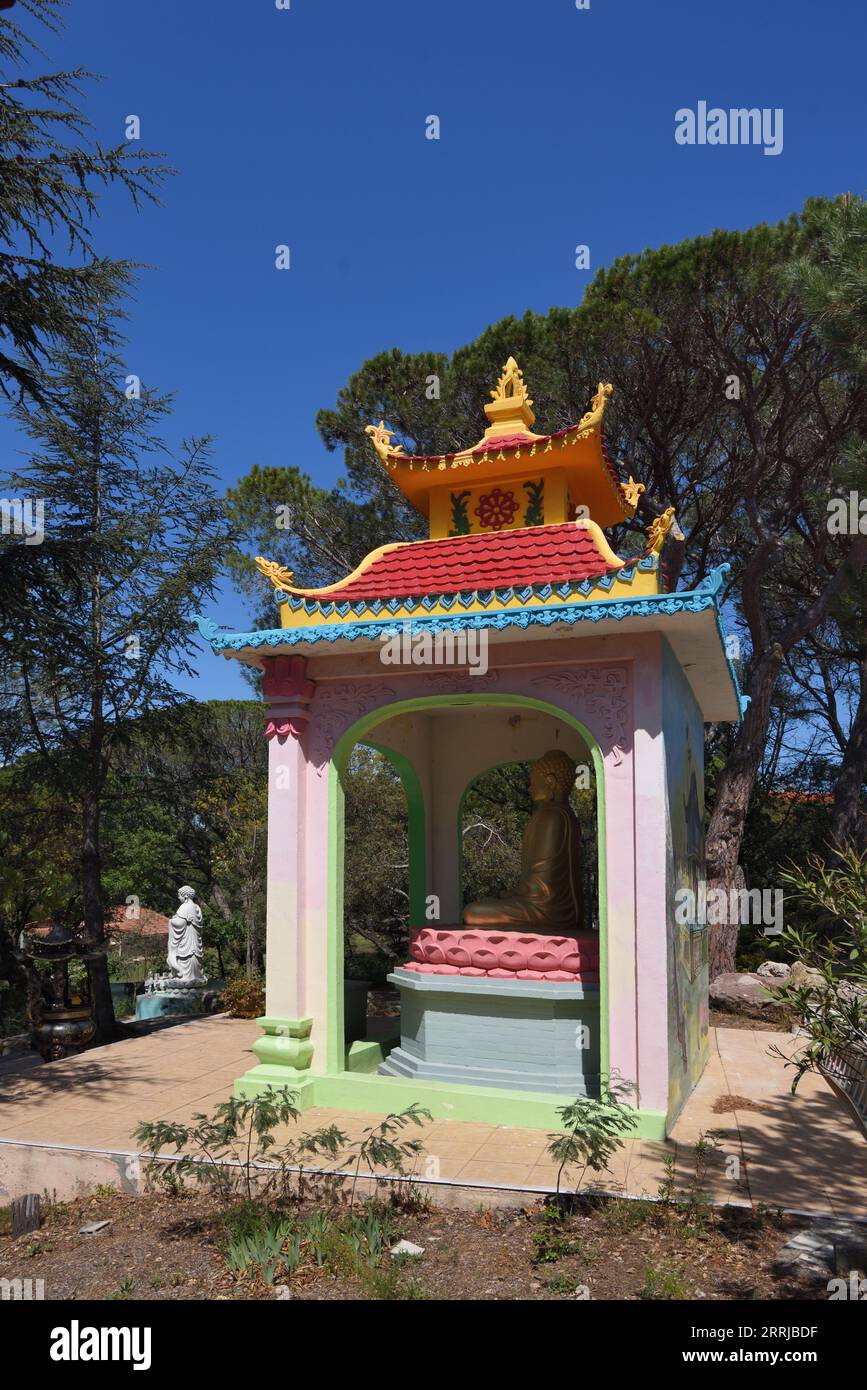Buddhistischer Schrein im Garten des vietnamesischen Stils Hong Hien Tu Pagode oder Frejus Pagode Fréjus Var Frankreich Stockfoto