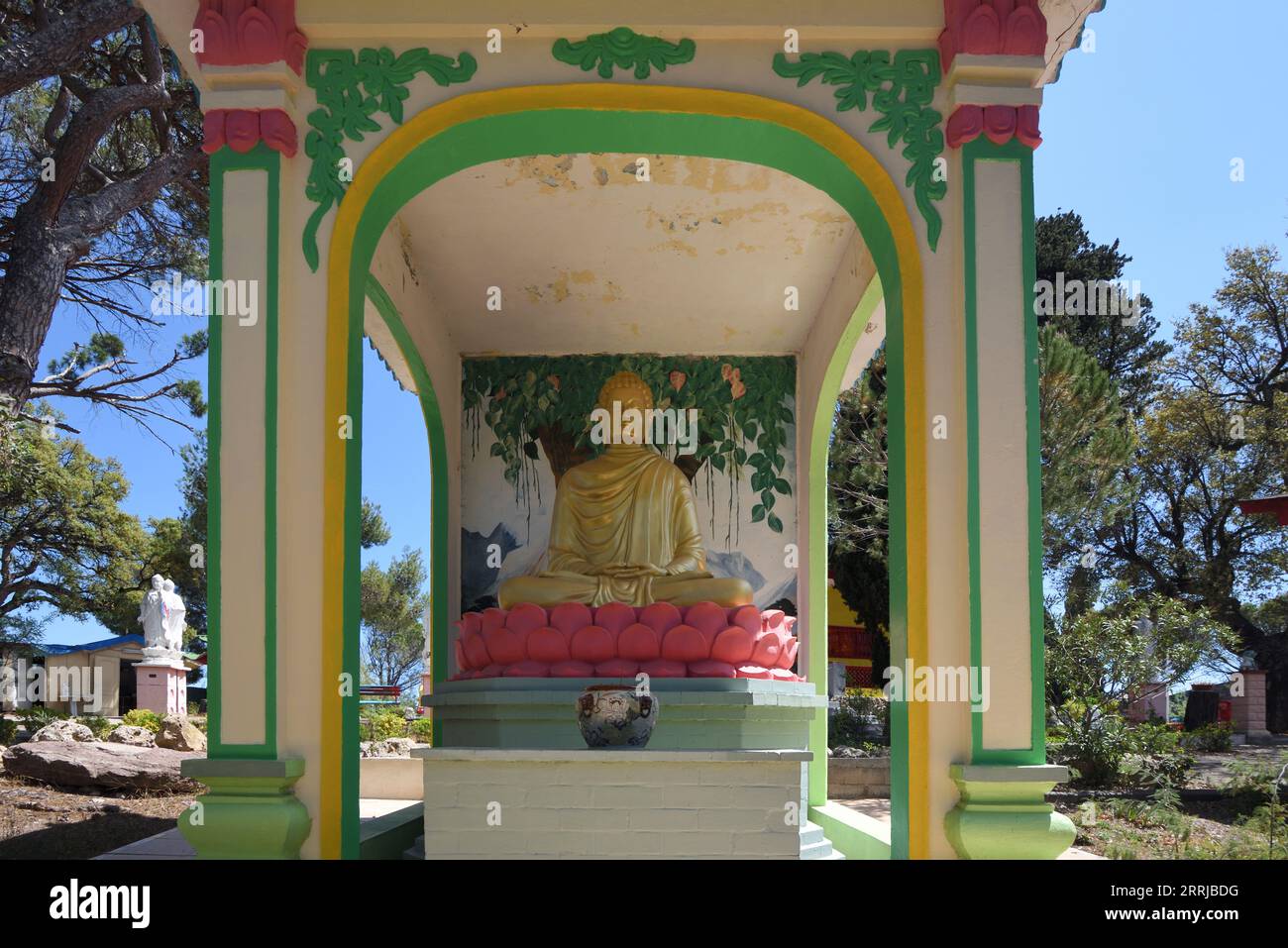 Buddhistischer Schrein im Garten des vietnamesischen Stils Hong Hien Tu Pagode oder Frejus Pagode Fréjus Var Frankreich Stockfoto