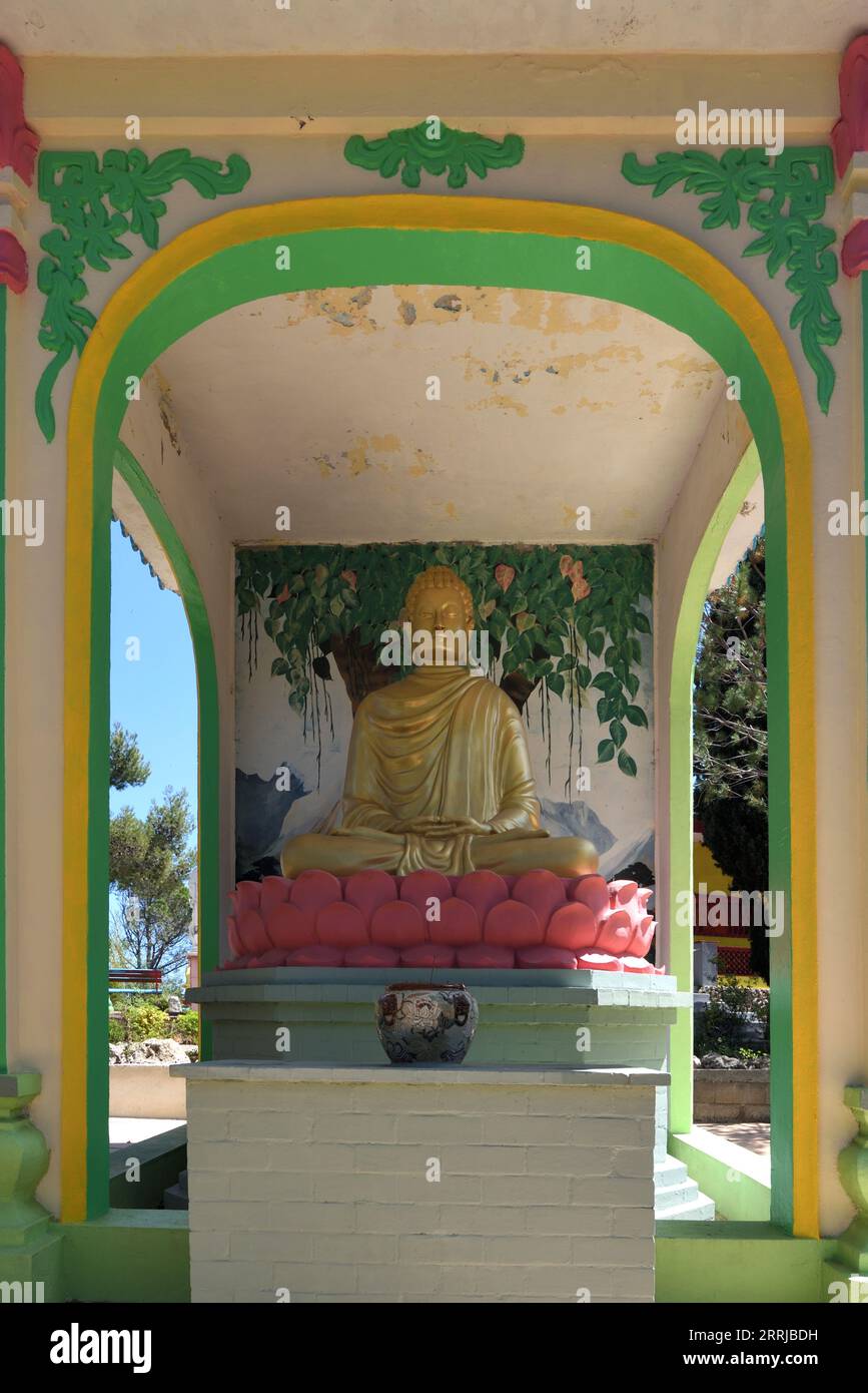 Buddhistischer Schrein im Garten des vietnamesischen Stils Hong Hien Tu Pagode oder Frejus Pagode Fréjus Var Frankreich Stockfoto