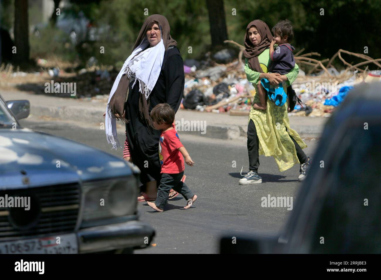 (230908) -- SIDON, 8. September 2023 (Xinhua) -- palästinensische Flüchtlinge fliehen vor bewaffneten Auseinandersetzungen im palästinensischen Flüchtlingslager Ain Al-Helweh in Sidon, Südlibanon, 8. September 2023. Bewaffnete Auseinandersetzungen zwischen Mitgliedern der Fatah-Bewegung und islamischen Militanten brachen am Donnerstagabend im palästinensischen Flüchtlingslager Ain Al-Helweh im Südlibanon aus, berichtete die lokale Nachrichtenwebsite Lebanon 24. Islamische Militanten führten einen Überraschungsangriff auf die Fatah-Bewegungszentren im Viertel Al-Barakasat durch, heißt es in dem Bericht und fügte hinzu, dass die Granaten die Stadt Sidon getroffen hätten. (Foto: Ali Hashisho/Xinhua) Stockfoto