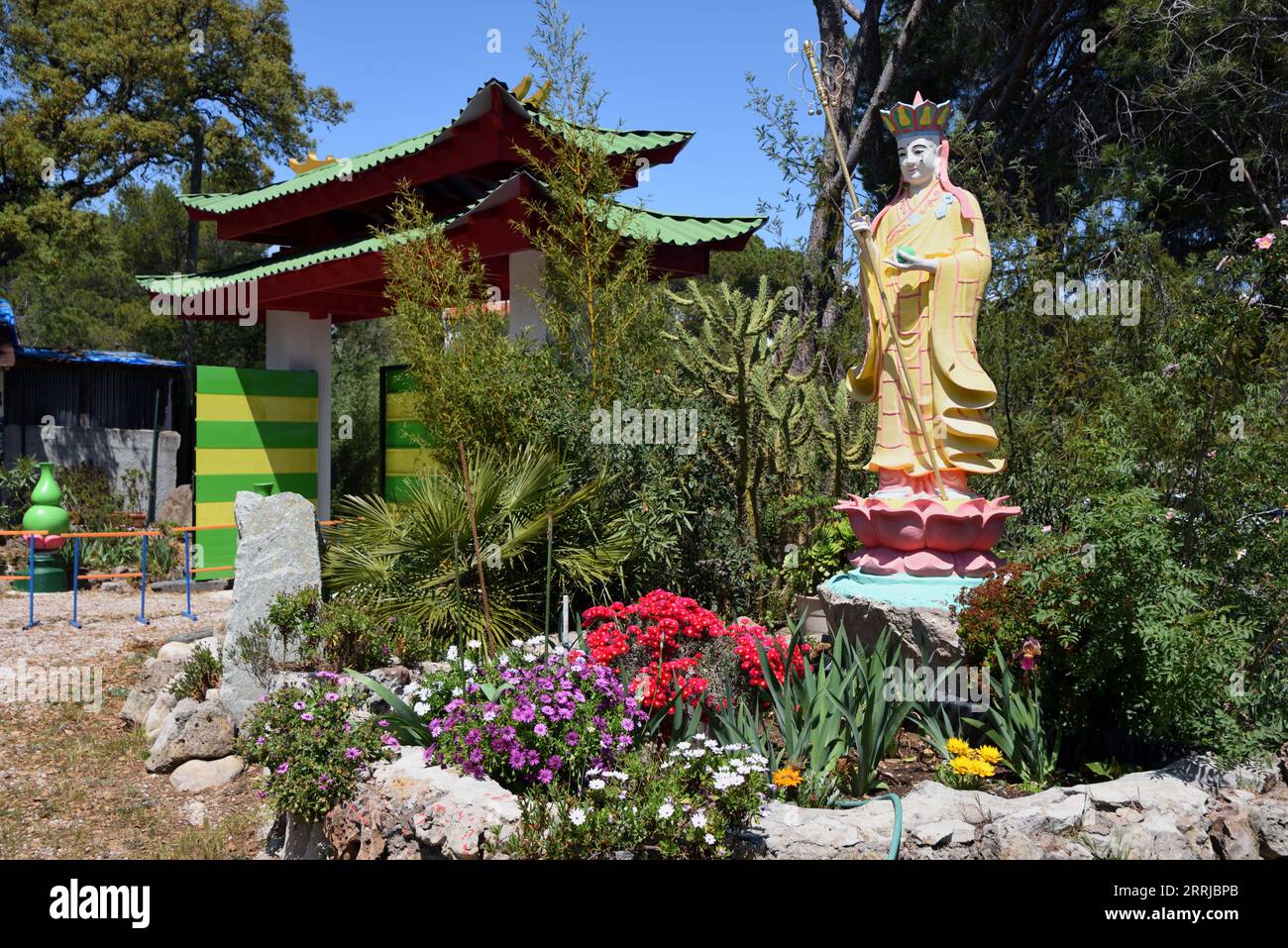 Buddhistische Skulptur im Garten des vietnamesischen Stils Hong Hien Tu Pagode oder Frejus Pagode Fréjus Var Frankreich Stockfoto