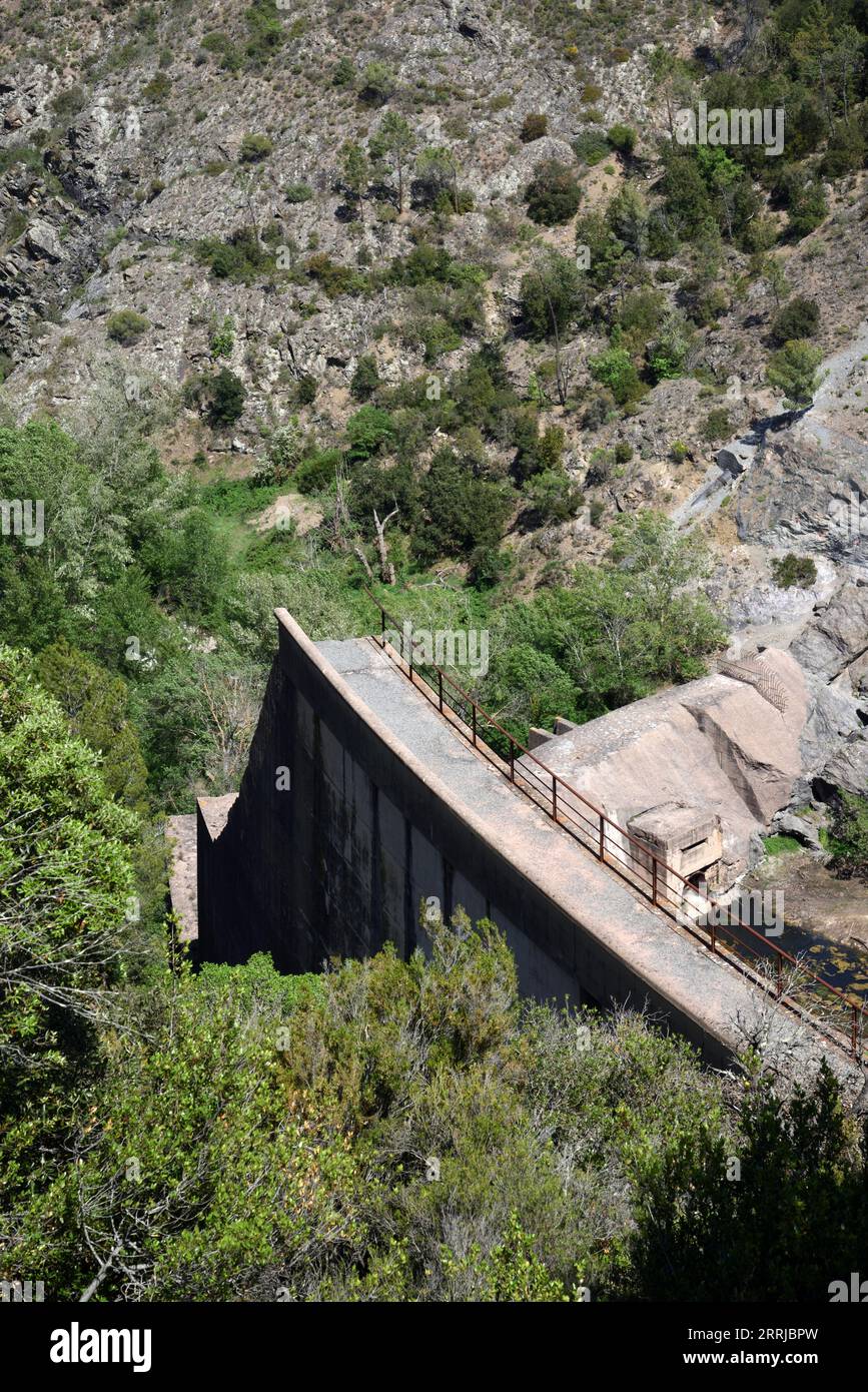 Blick aus der Luft über die Ruine Barrage oder den Damm von Malpasset, der 1959 bei der Dam-Katastrophe zusammenbrach und 423 Menschen Frejus Var Provence Frankreich tötete Stockfoto