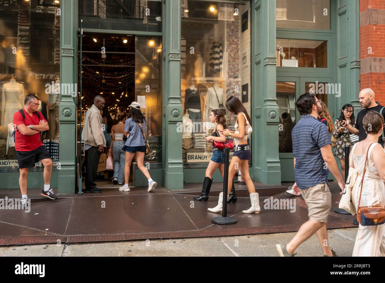 Die Kunden stehen am Sonntag, den 27. August 2023, im Brandy Melville Store in Soho in New York an. (© Richard B. Levine) Stockfoto