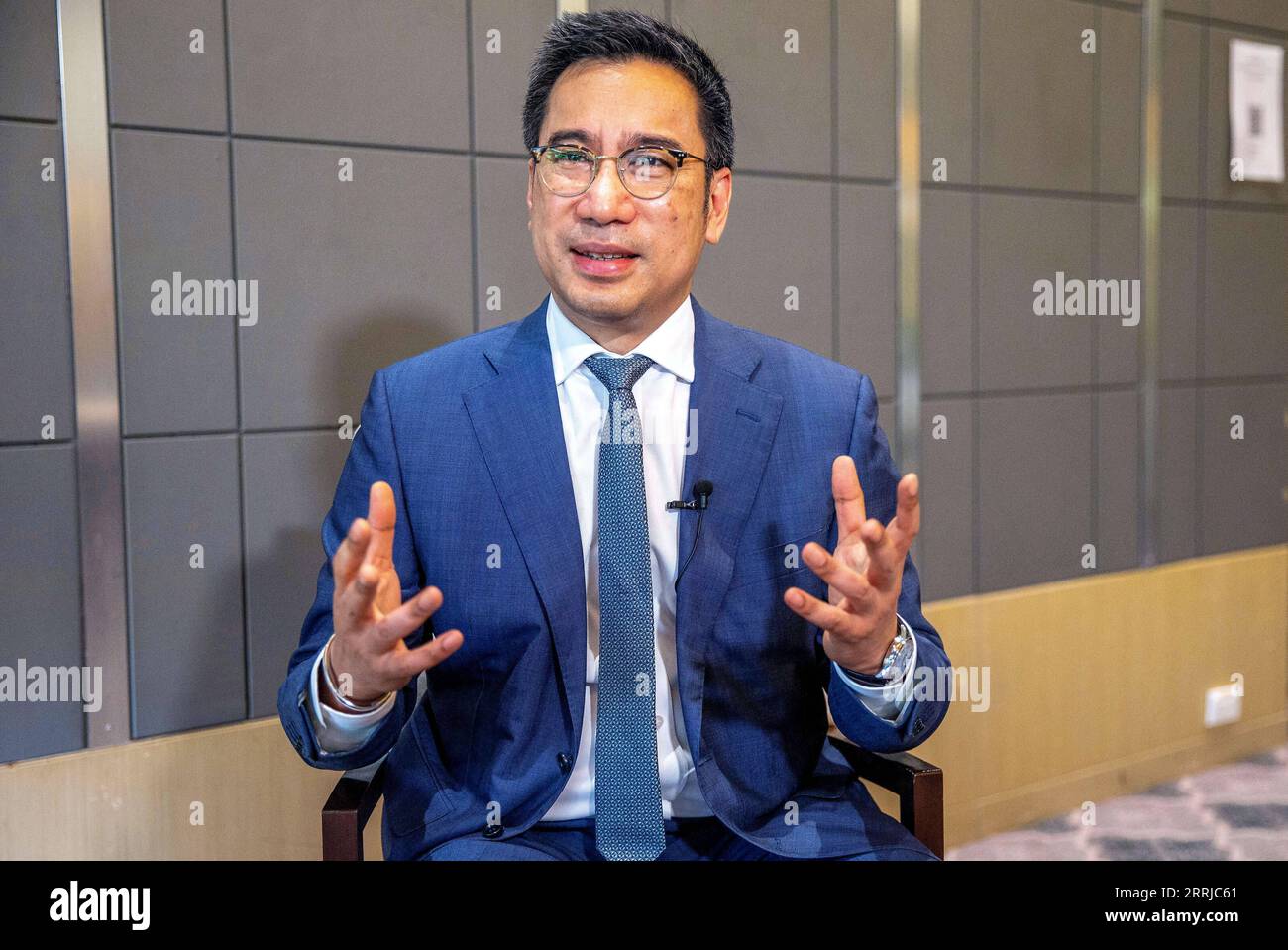 220719 -- BANGKOK, 19. Juli 2022 -- Thailands Zentralbankgouverneur Sethaput Suthiwartnarueput spricht während eines Interviews mit Xinhua in Bangkok, Thailand, 8. Juli 2022. Das längerfristige Bild der chinesischen Wirtschaft, das für Thailand und die Region von enormer Bedeutung ist, bleibt trotz einer Konjunkturabschwächung aufgrund kurzfristiger Faktoren recht positiv, sagte Thailands Zentralbankgouverneur Sethaput Suthiwartnarueput. Interview: Der thailändische Zentralbankgouverneur ist optimistisch in Bezug auf Chinas Wachstumsaussichten THAILAND-BANGKOK-ZENTRALBANKGOUVERNEUR-INTERVIEW WangxTeng PUBLICATIONxNOTxINxCHN Stockfoto