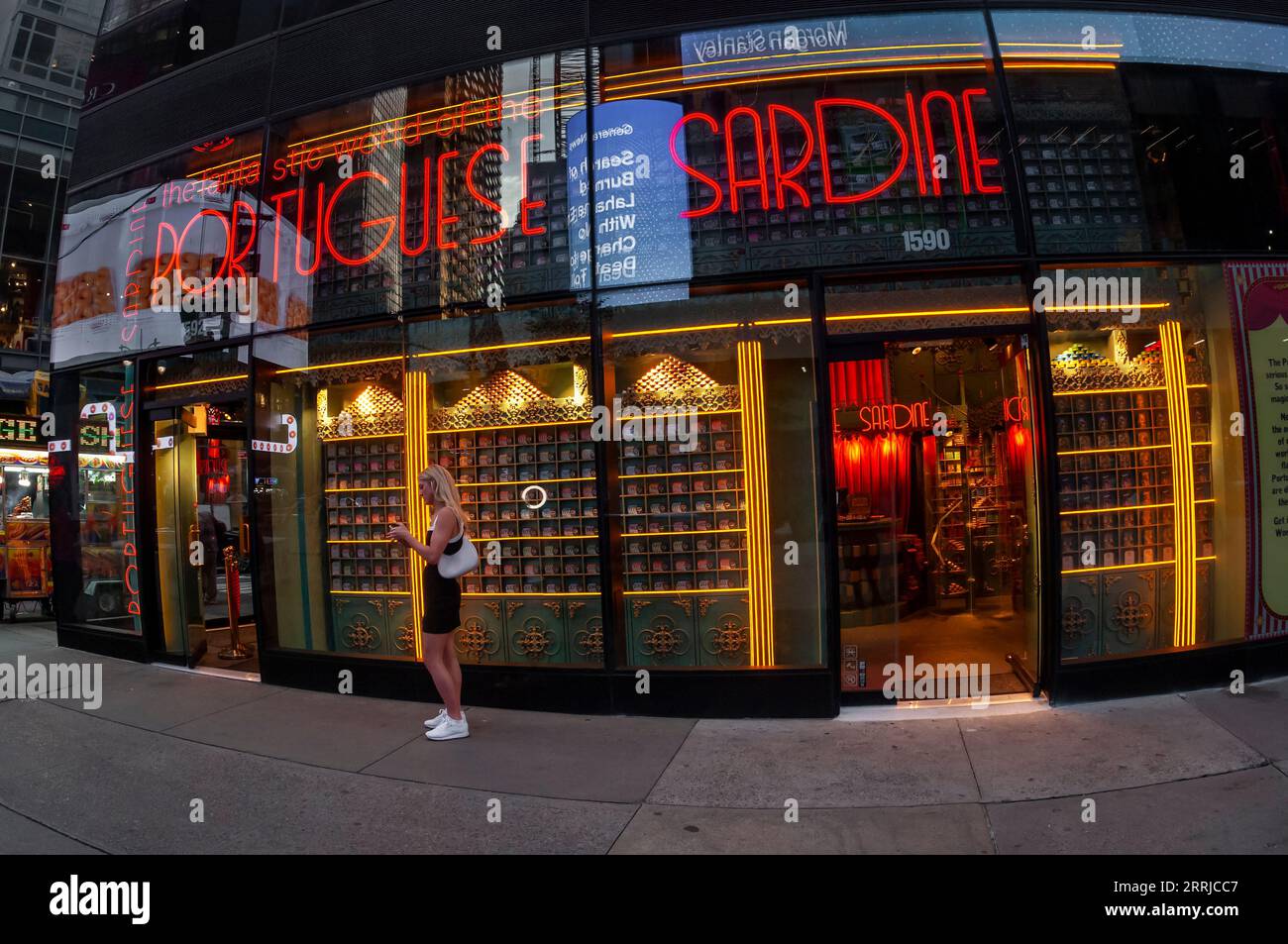 Die fantastische Welt der portugiesischen Sardine wird am Times Square in New York eröffnet, der am Mittwoch, den 30. August 2023, zu sehen ist. Der Canner ist eine Filiale der Sardinengeschäfte von Comur, die erste in den USA. Er verfügt über 23 Filialen und verkauft die Dosenfische in Deko- und Gedenkdosen. Comur ist einer der größten Kanonen Portugals. (© Richard B. Levine) Stockfoto