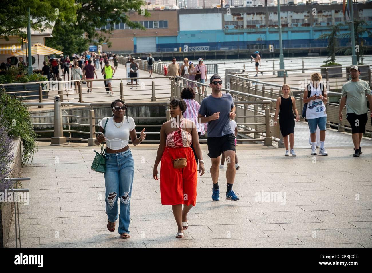 Besucher des Hudson River Park in New York am Sonntag, den 3. September 2023 während des Labor Day Weekends. (© Richard B. Levine) Stockfoto