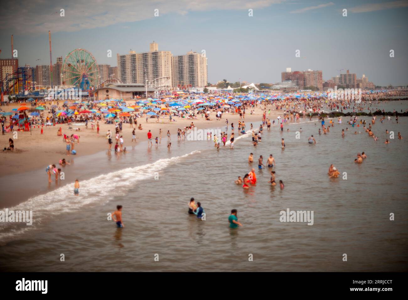 Beachgoers strömen nach Coney Island in Brooklyn in New York am unoffiziellen Ende des Sommers, dem Labor Day, Montag, 4. September 2023. Besucher mobben den Strand und die Surf in den feuchten Urlaub. (© Richard B. Levine) Stockfoto