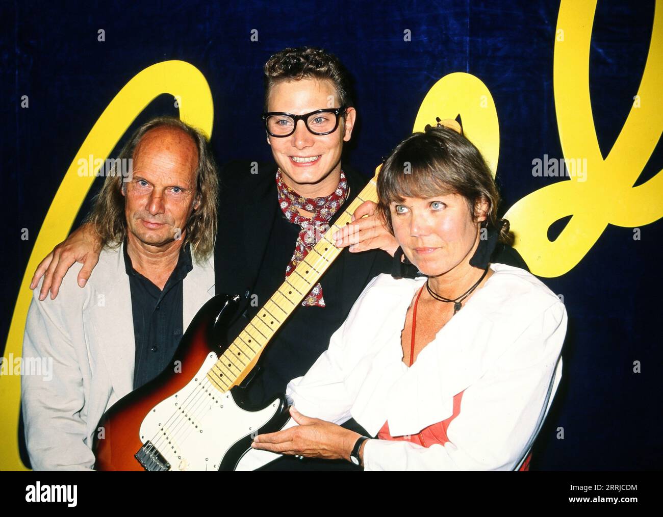 Schauspieler und Musiker Fabian Harloff, mit Fender Stratocaster Gitarre, er spielt im Musical Buddy, hier mit seinem Vater Jan Harloff, TV-Regisseur beim NDR und Fabians Mutter Annegret, Hamburg, 1994. Stockfoto