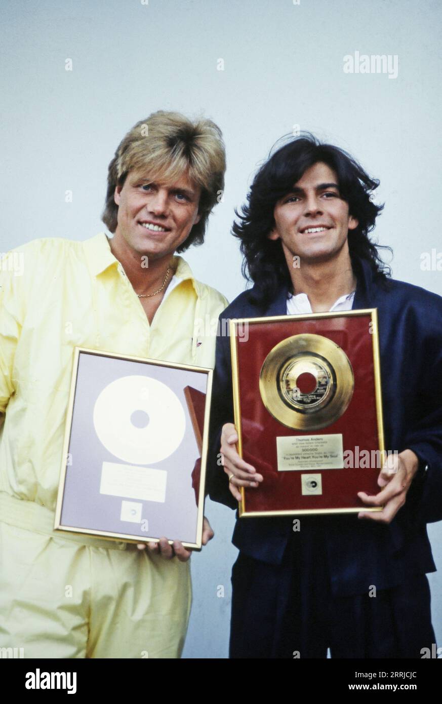 Pop-Duo Modern Talking, Dieter Bohlen und Thomas anders erhalten die Auszeichnung: Goldene Schallplatte für 500,000 verkaufte Singles ihres Nr.1-Hits: You're My Heart You're My Soul, 1985. Stockfoto
