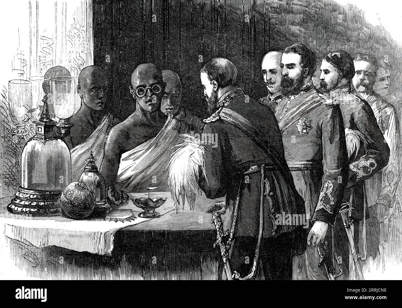 Der Prinz, der den Heiligen Zahn inspiziert, Kandy, nach einer Skizze eines unserer Spezialkünstler, 1876. Der zukünftige König Eduard VII. In Indien. Der Oberpriester war ein alter Mann, mit einer seltsamen Brille mit Schildkrötenmuschel, die man wirklich als Schutzbrille bezeichnen könnte. Der Prinz war in der Uniform eines Feldmarschalls. und hielt seinen gefiederten Hut unter seinem linken Arm, als er vor dem silbernen Tisch stand, auf dem der Zahn platziert war. er hob eine große glockenförmige Schatulle aus Silber auf, reich verziert mit Edelsteinen und Ketten Stockfoto