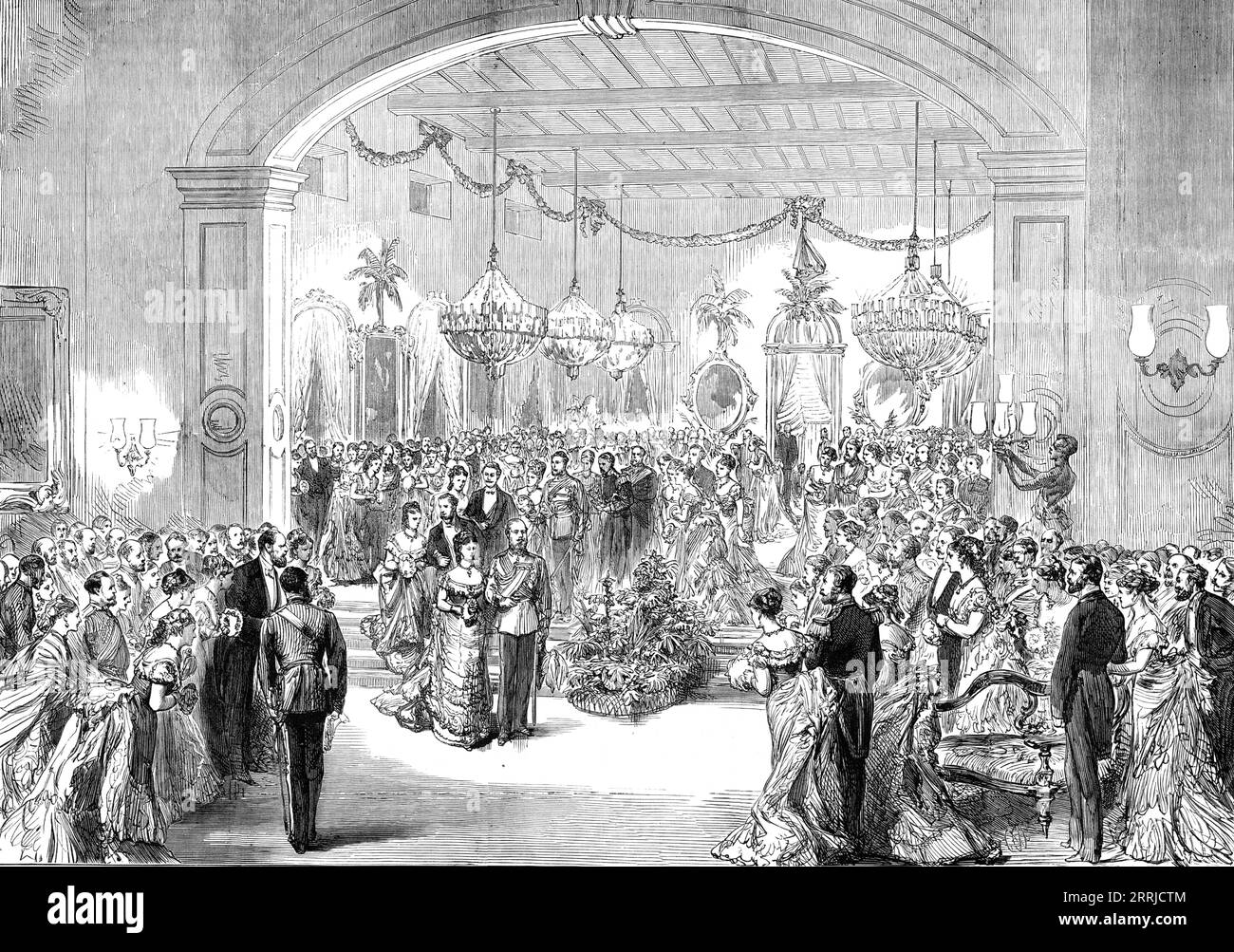The Royal Visit to India: The Madras Club Ball, aus einer Skizze eines Offiziers der Serapis, 1876. Der zukünftige König Eduard VII. Nahm an einem Ball zu seinen Ehren Teil. Der Prinz trug die Uniform des Feldmarschalls. Es gab keine einheimischen Prinzen... nichts konnte den Geschmack oder die Brillanz der Dekorationen übertreffen, der Ballsaal selbst war mit Palmen geschmückt, die zwischen den Bögen platziert waren, die in die Kolonnade führten... ungefähr 600 Gäste waren anwesend... der Prinz... öffnete den Ball mit Mrs. Shaw Steward, der Frau von Colonel Steward, der Präsident des Clubs... seine königliche Hallo Stockfoto The Royal Visit to India: The Madras Club Ball, aus einer Skizze eines Offiziers der Serapis, 1876. Der zukünftige König Eduard VII. Nahm an einem Ball zu seinen Ehren Teil. Der Prinz trug die Uniform des Feldmarschalls. Es gab keine einheimischen Prinzen... nichts konnte den Geschmack oder die Brillanz der Dekorationen übertreffen, der Ballsaal selbst war mit Palmen geschmückt, die zwischen den Bögen platziert waren, die in die Kolonnade führten... ungefähr 600 Gäste waren anwesend... der Prinz... öffnete den Ball mit Mrs. Shaw Steward, der Frau von Colonel Steward, der Präsident des Clubs... seine königliche Hallo Stockfoto