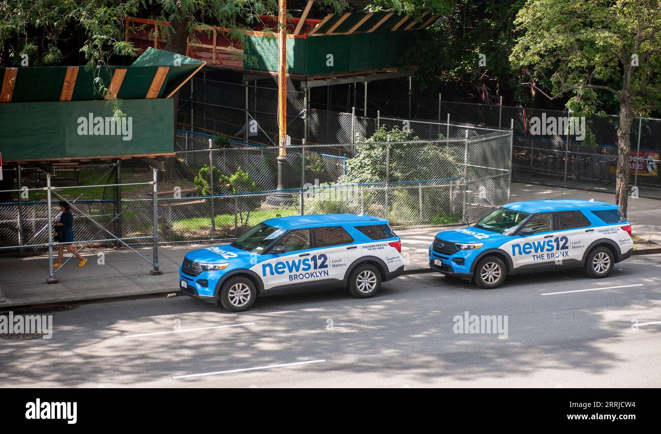 News 12 Fahrzeuge, die am Mittwoch, den 30. August 2023, in Chelsea in New York geparkt sind. (© Richard B. Levine) Stockfoto