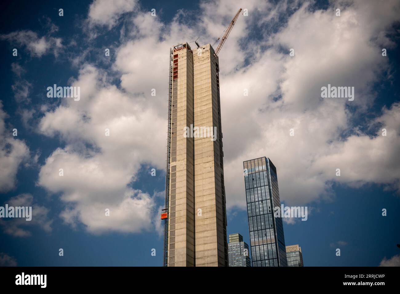 Das unvollendete Hudson Yards Hotel, das von der Marx Development Group entwickelt wurde, erhebt sich am Mittwoch, den 30. August 2023, über den umliegenden Gebäuden. (© Richard B. Levine) Stockfoto