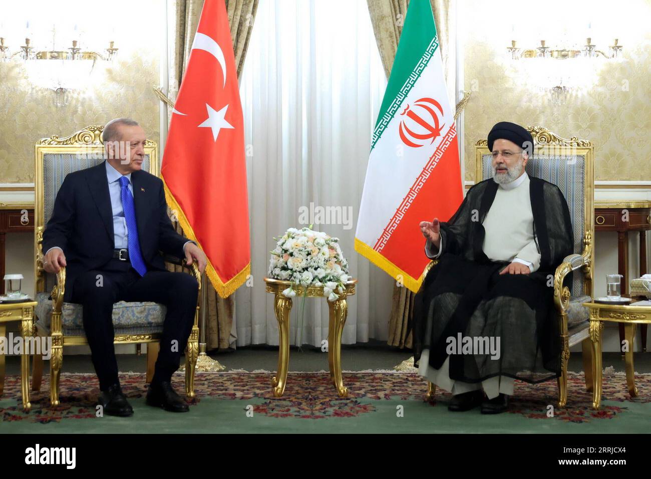 220719 -- TEHERAN, 19. Juli 2022 -- der iranische Präsident Ebrahim Raisi R trifft sich am 19. Juli 2022 mit dem türkischen Präsidenten Recep Tayyip Erdogan in Teheran, Iran. Der iranische Präsident Ebrahim Raisi sagte am Dienstag, dass der Besuch des türkischen Präsidenten Recep Tayyip Erdogan im Iran einen Wendepunkt in den bilateralen Beziehungen darstellt. /Informationsblatt über Xinhua IRAN-TEHERAN-PRESIDENT-TRKIYE-PRESIDENT-MEETING IranianxPresidentialxWebsite PUBLICATIONxNOTxINxCHN Stockfoto