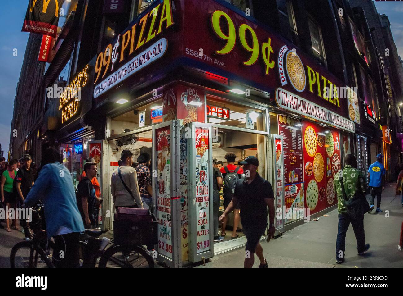 Hungrige Pizzaliebhaber essen am Mittwoch, den 30. August 2023, in einer 99 Cent Pizzeria in Midtown Manhattan in New York. (© Richard B. Levine) Stockfoto